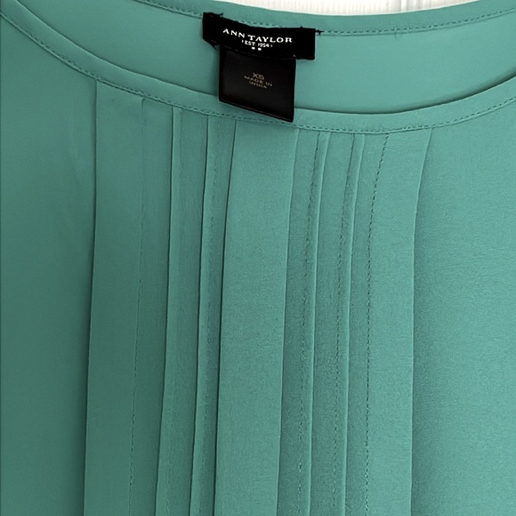 ANN TAYLOR Green Pleated Front 3/4 Sleeve Blouse Size XS - Picture 2 of 3